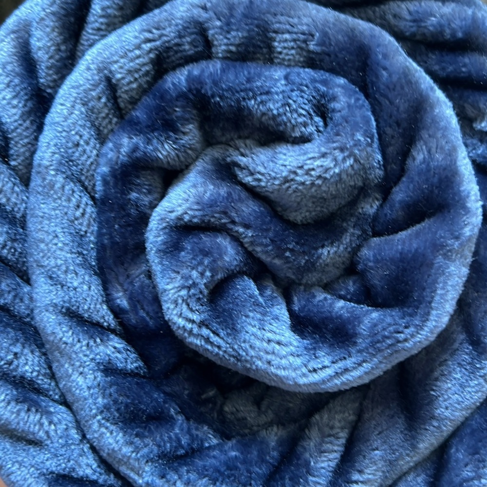 Columbia Plush Throw/Blanket NEW Super Soft Indoor/Outdoor - Picture 3 of 7